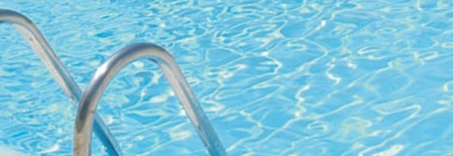 Roma, bimbo di 4 anni rischia di annegare nella piscina di uno stabilimento: è grave
