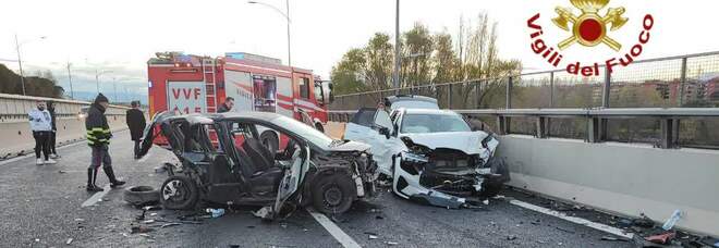 Incidente sull'A24 a Roma, maxi-tamponamento tra 9 auto: 13 feriti, 3 sono gravi