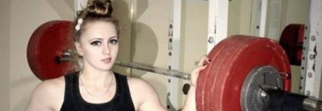Julia, l'atleta 18enne col viso da bambola e il corpo pieno di muscoli