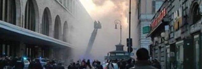 Roma, a fuoco un palazzo vicino alla stazione Termini: paura e fumo in strada