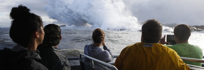 Eruzione del vulcano alle Hawaii colpisce barca di turisti: 23 feriti