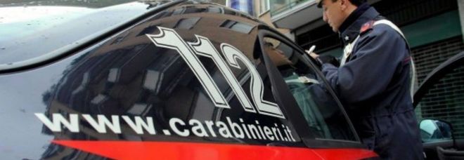Anziano minaccia di morte la vicina dopo l'ennesimo litigio, i carabinieri gli sequestrano le armi