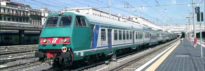 Incendio sui binari, treni bloccati da Roma Termini verso Napoli e Nettuno