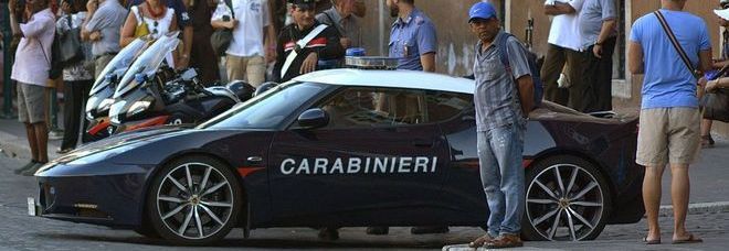 Carabinieri in supercar a piazza Venezia: la gazzella è una Lotus Evora S