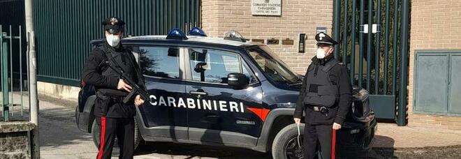 «Mi hanno scippata davanti al cimitero». Paura a Perugia. Caccia a un'auto nera