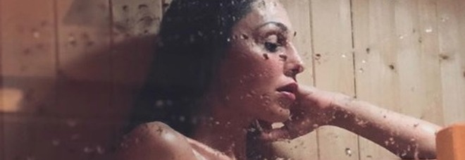Anna Tatangelo, la foto nuda in sauna per smaltire il pranzo di Pasqua scatena la fantasia dei fan