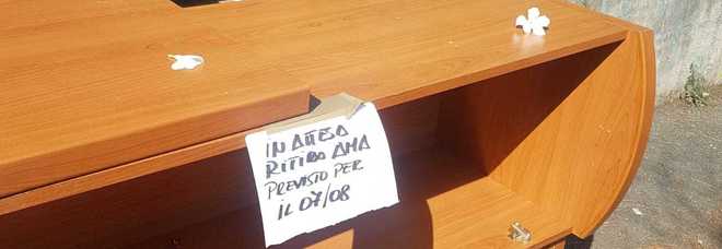 Roma, lascia mobili fuori di casa con biglietto che avverte: "In attesa ritiro Ama previsto il 7 agosto"