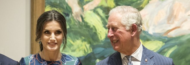 Letizia di Spagna "strega" il principe Carlo: sorrisi e galanterie alla National Gallery