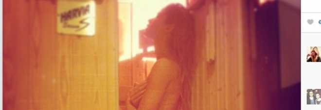 Elena Santarelli hot su instagram: sauna in topless ad Assisi