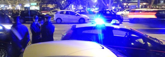 Camilluccia, caccia all'uomo: inseguiti dai carabinieri si schiantano contro tre auto