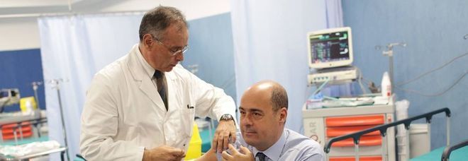 Roma, Zingaretti fa il vaccino antinfluenzale al Grassi: «Bene la campagna sanitaria»