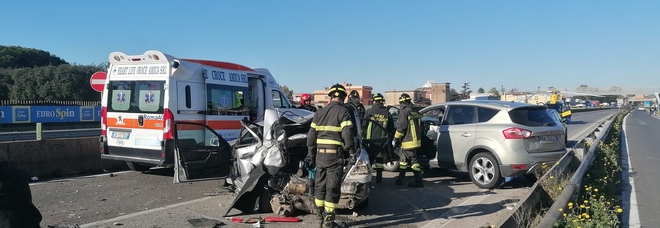 Pontina, incidente tra 3 auto: un ferito grave. Strada chiusa in direzione Roma