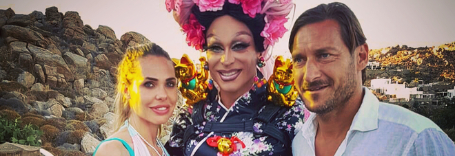 Ilary Blasi e Francesco Totti (imbarazzato) "special guest" della drag queen a Mykonos