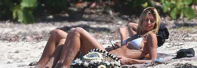 Heidi Klum, passione in spiaggia con il baby fidanzato