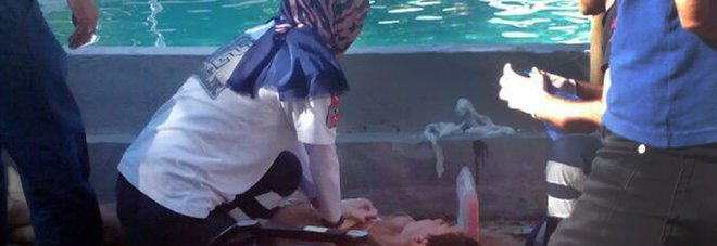 Turchia, tragedia al parco acquatico: 5 muoiono folgorati in piscina, 3 erano bambini