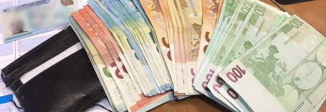Roma, romena trova portafoglio con 2000 euro e lo riconsegna alla polizia
