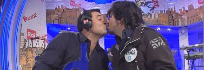 Max Giusti e Ricky Memphis, bacio in diretta per beneficenza
