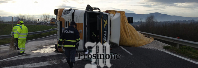 Cassino, camion si ribalta sulla rampa dell'Autostrada: casello chiuso