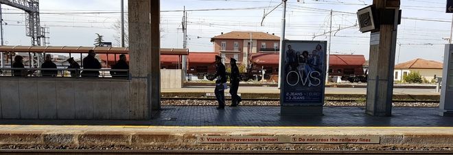 Il corpo senza vita del ragazzo dietro il muro del sottopasso in stazione a Rovigo
