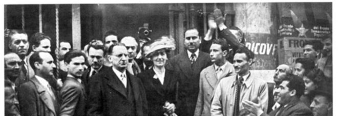 De Gasperi all'uscita del seggio per le elezioni del 1948
