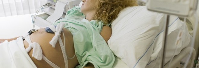 Coronavirus, la lettera di un'ostetrica alle partorienti: «Vi saremo vicine a dire: respira profondamente. Anche se rischiamo»