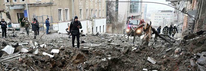 Guerra in Ucaina, Russia bombarda Kharkiv, missili nel centro della città. Zelensky: «La situazione peggiora»