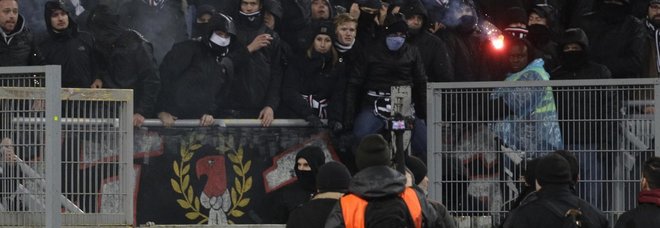 Roma, due tifosi tedeschi aggrediti da 20 giovani con il volto coperto