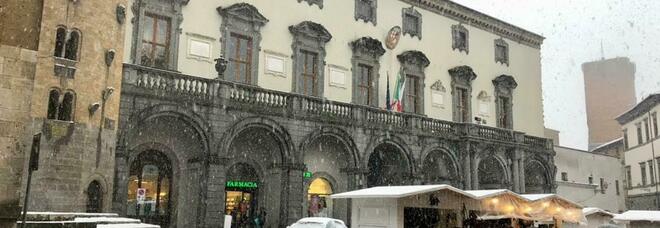 Neve nell’Orvietano. Aperta la sala operativa della Protezione Civile, disagi nelle frazioni più alte, a Buonviaggio mezzi in difficoltà