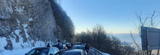 Neve in strada, auto bloccate per un'ora e mezza sulla strada per Campocatino