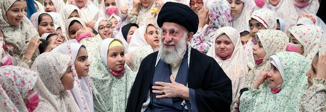 Iran, Khamenei ha graziato «decine di migliaia» di prigionieri: così celebra l'anniversario della rivoluzione del '79