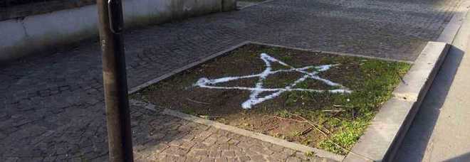 Rieti, stella a cinque punte disegnata con il sale vicino alla casa del sindaco Simone Petrangeli Sull'episodio indaga la Digos