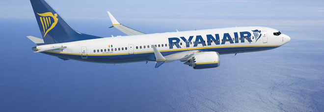 Il volo Ryanair parte con 20 ore di ritardo e ignora la presenza di una donna incinta: «Nessuno ci ha risarciti»