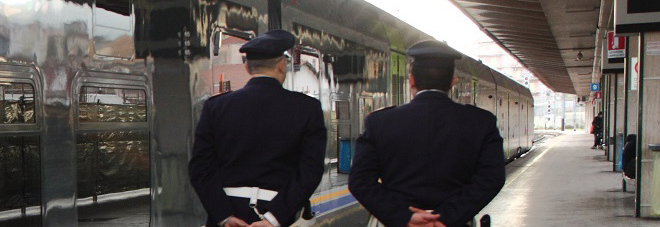 Tira il carrello della spesa sui binari del treno: donna di 56 anni denunciata