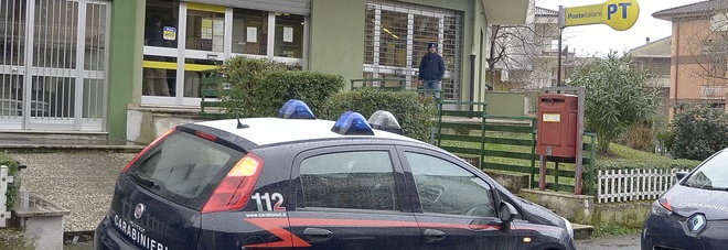 Carabinieri all'ufficio postale di Piazza Tevere (Foto Meloccaro)