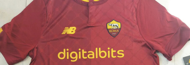 Roma, ecco la nuova maglia per la stagione 2022/23: collo alla coreana e trama con scritta "ASR"