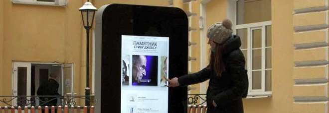 Il mega-iPhone in memoria di Steve Jobs esposto a San Pietroburgo