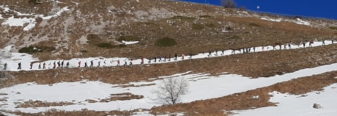La lunga coda di escursionisti per raggiungere i siti di interesse