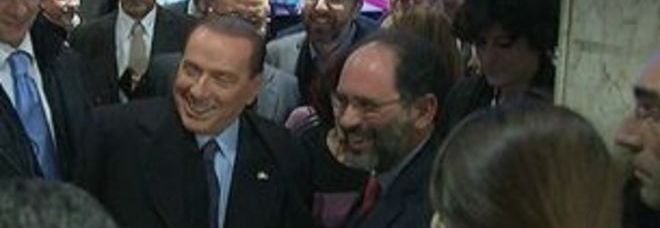 Berlusconi scherza e fa il gesto delle manette con Ingroia