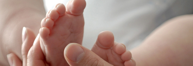 Fecondazione, nato in Grecia bambino con 3 genitori: è la prima volta in Europa