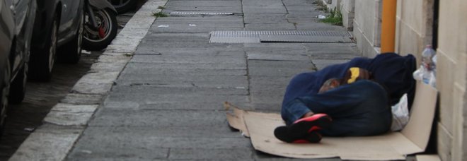 Un senzatetto a via Marsala (foto FRANCESCO TOIATI)