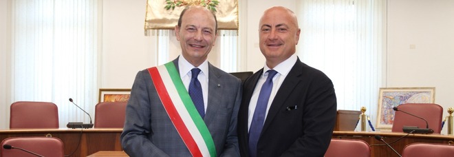 Il neo sindaco Riccardo Mastrangeli con il suo predecessore, Nicola Ottaviani (Foto Flavio Germani)