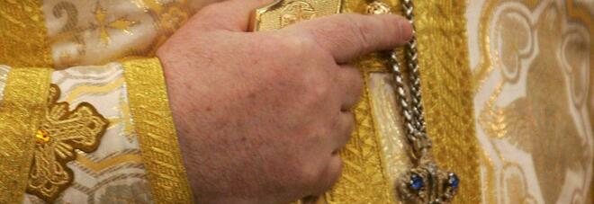 Arcivescovo invita i fedeli a togliere mascherine a messa: «Imprigionano la fede»