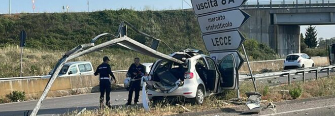 Lecce, incidente in tangenziale: guardrail sfonda il parabrezza dell'auto e sfiora il conducente