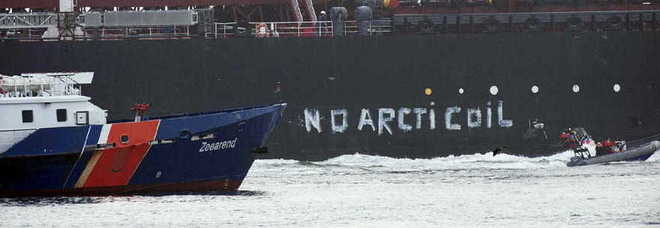 Olanda, attivisti di Greenpeace assaltano una petroliera russa. Trenta arresti