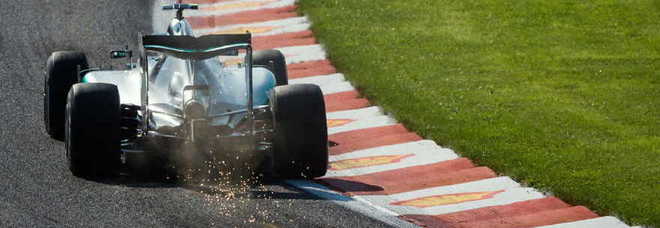 Formula uno, spavento per Rosberg scoppia una gomma a 300 all'ora. Nessuna conseguenza