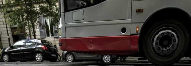 Roma, rompe il finestrino del bus con il martello d'emergenza e minaccia l'autista: denunciato