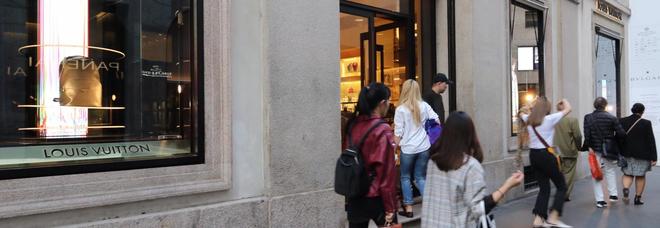 Furto da 26mila euro da Louis Vuitton: «Vigilante distratto, i ladri hanno rubato 11 scatoloni»