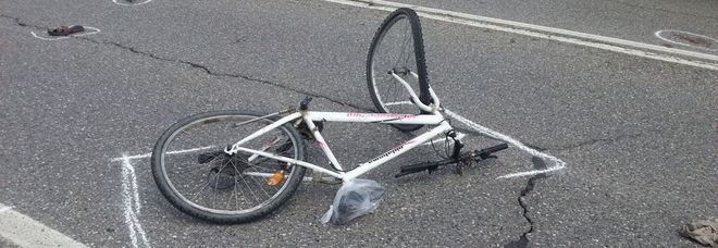 Auto lo travolge, ciclista novantenne muore all'ospedale