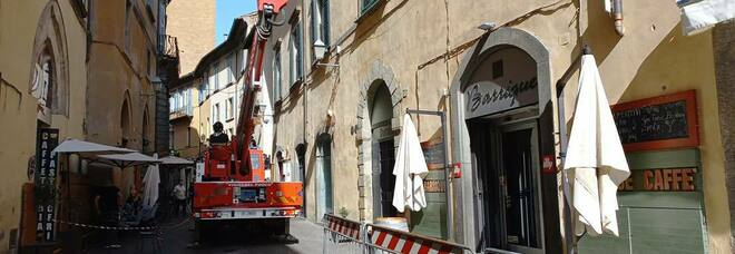 Orvieto centro storico. Pezzi di cornicione si staccano e cadono lungo Corso Cavour, chiuse alcune attività commerciali