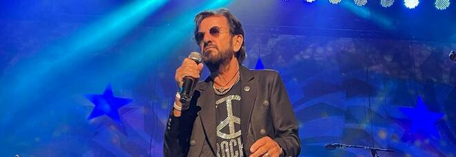 Ringo Starr è malato, annullato il concerto: fan in ansia per l'82enne ex batterista dei Beatles